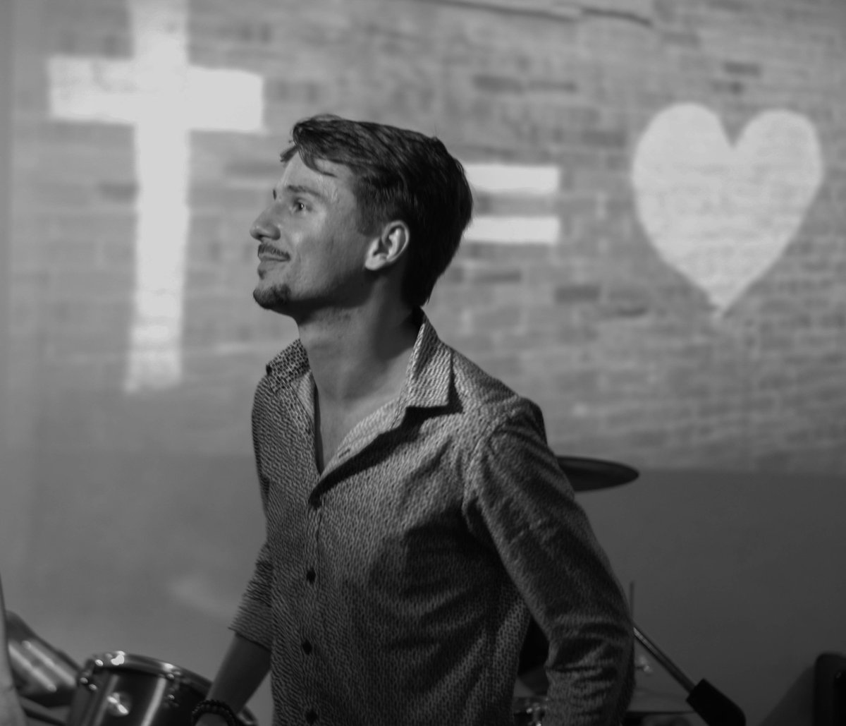 bandagerados's tweet photo. Hoje, nosso amigo e vocalista @Rodrigo_Gerados celebra mais um ano de vida! Amigo, que Deus continue derramando as mais ricas bençãos sobre a sua vida e que você siga sendo usado por Ele, como tem sido até aqui. Te desejamos muita alegria, saúde, sabedoria e sucesso. Parabéns ❤ https://t.co/ek5JUIHagH