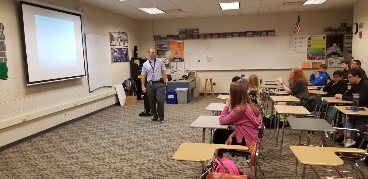 @LZHSOfficerMark dropping knowledge on @treag54's 2nd Hour Driver Ed Class. Today's Topic is what to do when you get pulled over. #lznation @ihscdea 🚗🚓👍