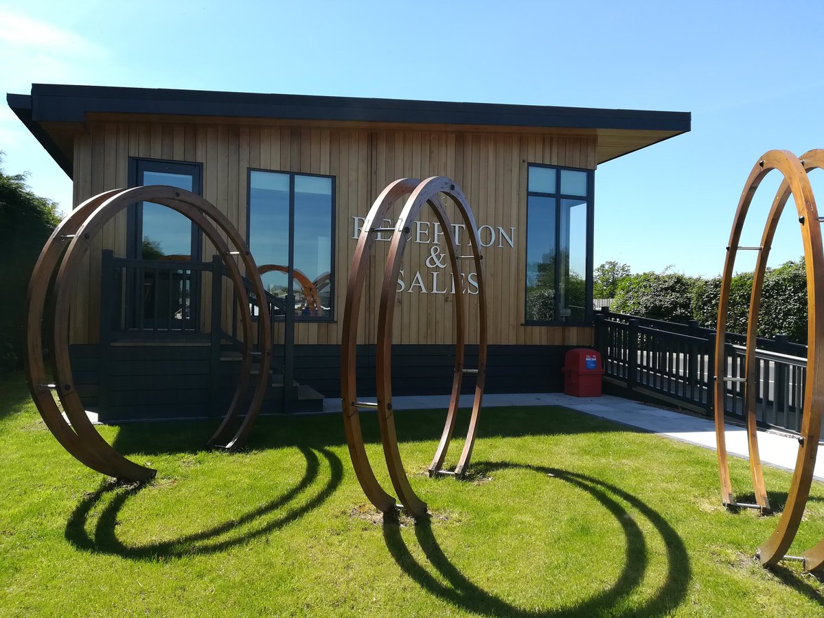 26cabinfever's tweet image. Amazing overhang on the reception building (and the blue sky) reminding me of California #laarchitecture #casestudyhouse more to come from #stratfordparks #avonestates