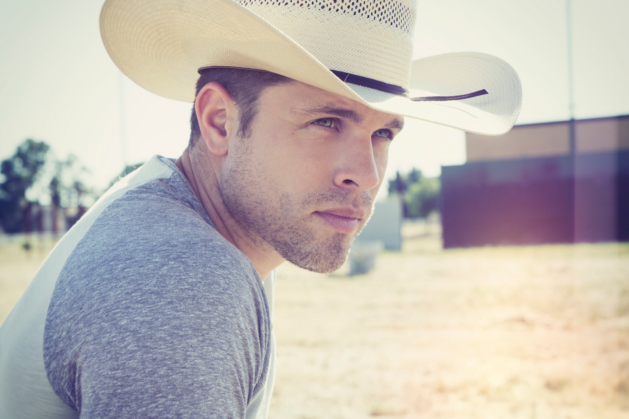 Happy birthday to Dustin Lynch! Can\t wait to see him at Jam this year! 