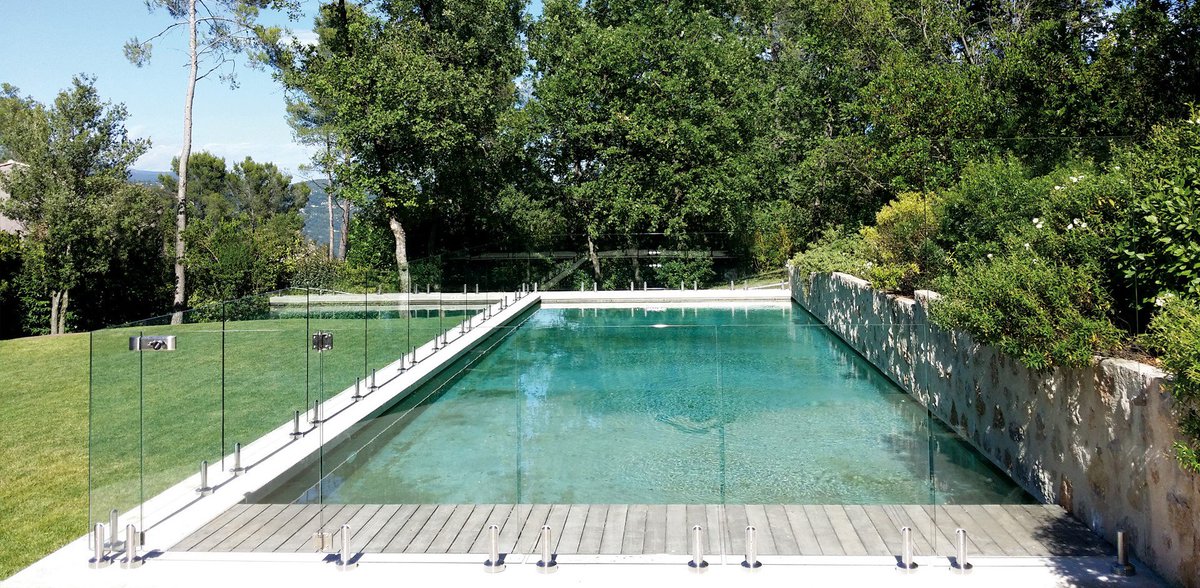 GardePro's tweet photo. Les beaux jours arrivent, profitez de vos piscines protégées grâce aux garde corps Garde Pro.😀 https://t.co/i6exVwb63y