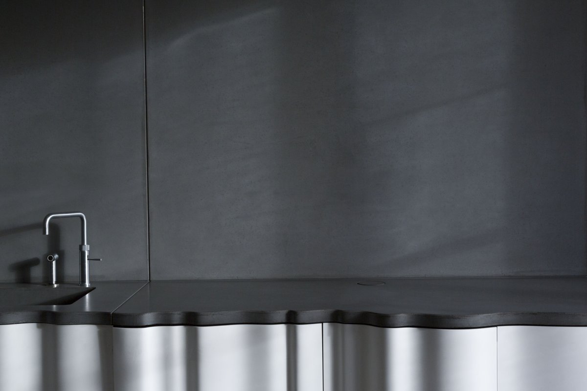 _ajandb_'s tweet photo. For the Dublin Townhouse we created these curved @coriandesign kitchen units by digitally fabricated MDF moulds which were then used to form the heated Corian sheets in to the curve that followed the curved profile of the worktop. More images here—
https://t.co/qVLyOwrCyx https://t.co/1kyIKhrQJn