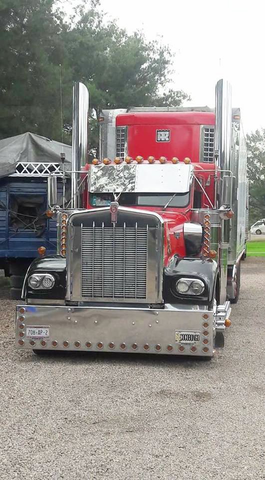 raneyschrome's tweet photo. Go big or go home! Do you see the #dropvisor and #exhauststacks on this rig? It's a beast! #Kenworth https://t.co/4DskaWdQ9C