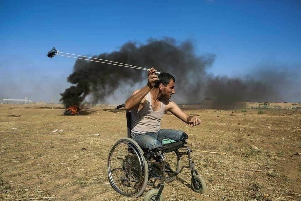 albezzawy's tweet photo. حلمك بالعوده علي الكرسي اكبر واهم من فعل الاسوياء ولو كانوا باجنحه .. مفيش إثبات اكتر من الصورة دي ان القدس عاصمة فلسطين .. شهيد مسيرة العودة فادي ابو صلاح #القدس_عاصمة_فلسطين_الابدية https://t.co/4FYwyAoNXq