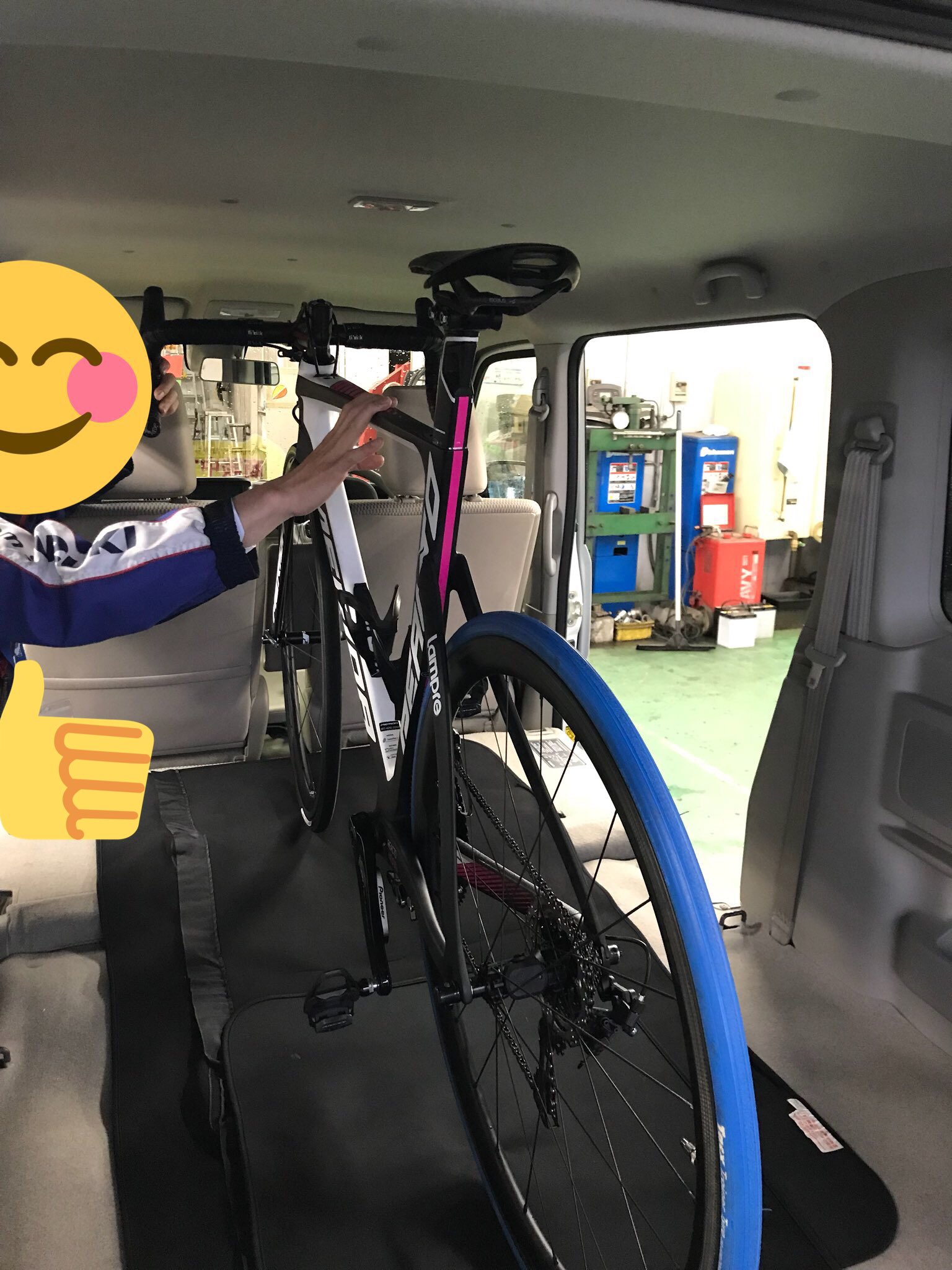 Nakajima7476 スズキ エブリィワゴンはロードバイクが余裕で入りました アドバイスくれたフォロワーさん 嫌な顔せずロードバイクが車載できるか試させてくれたスズキ自動車さん本当にありがとうございましたm M ロードバイク エブリィワゴン 軽