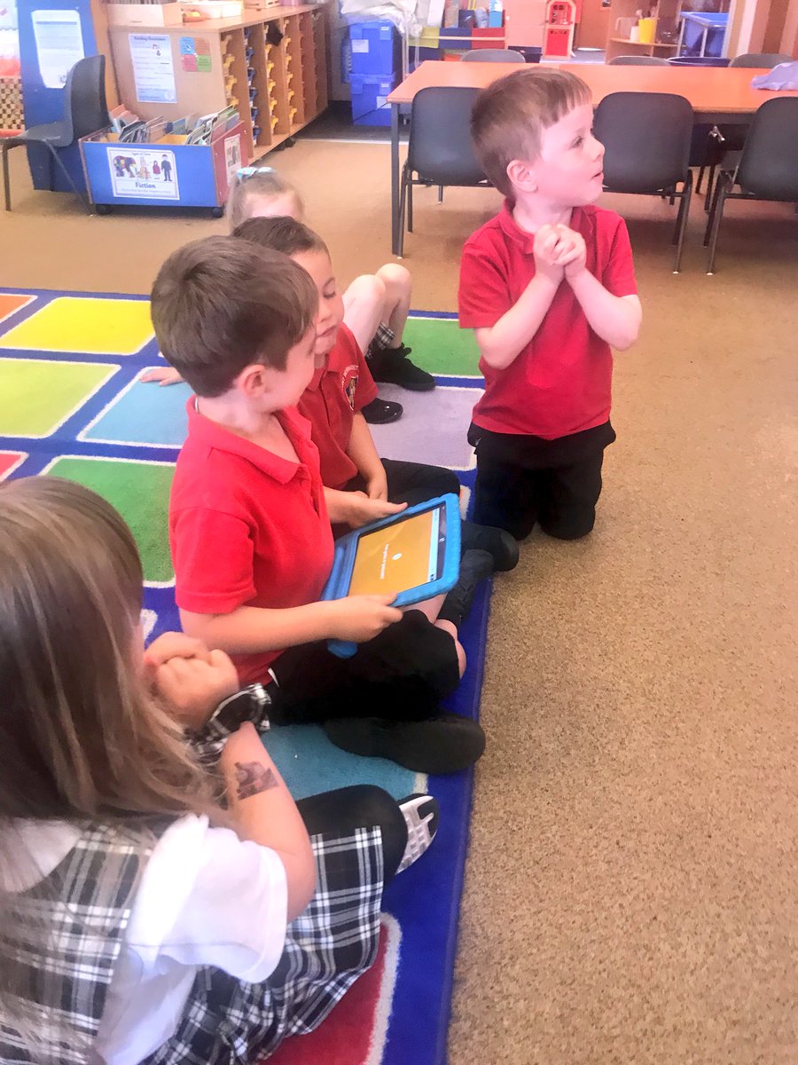 This afternoon, P1 tested their knowledge of the moon using @GetKahoot 🌔🚀 #NDLW18 #DigiLearnScot #DigitalDifference