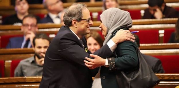 pambtomakken's tweet photo. @GirautaOficial Pues el MHP Joaquim Torra es liberal y en esta foto se está abrazando con una diputada (de ERC) musulmana.  Muy xenófobo no parece, la verdad.

#InvestiduraTV3 #InvestiduraTorraARV #InvestiduraRC #Parlament https://t.co/DmsG8f9iFt