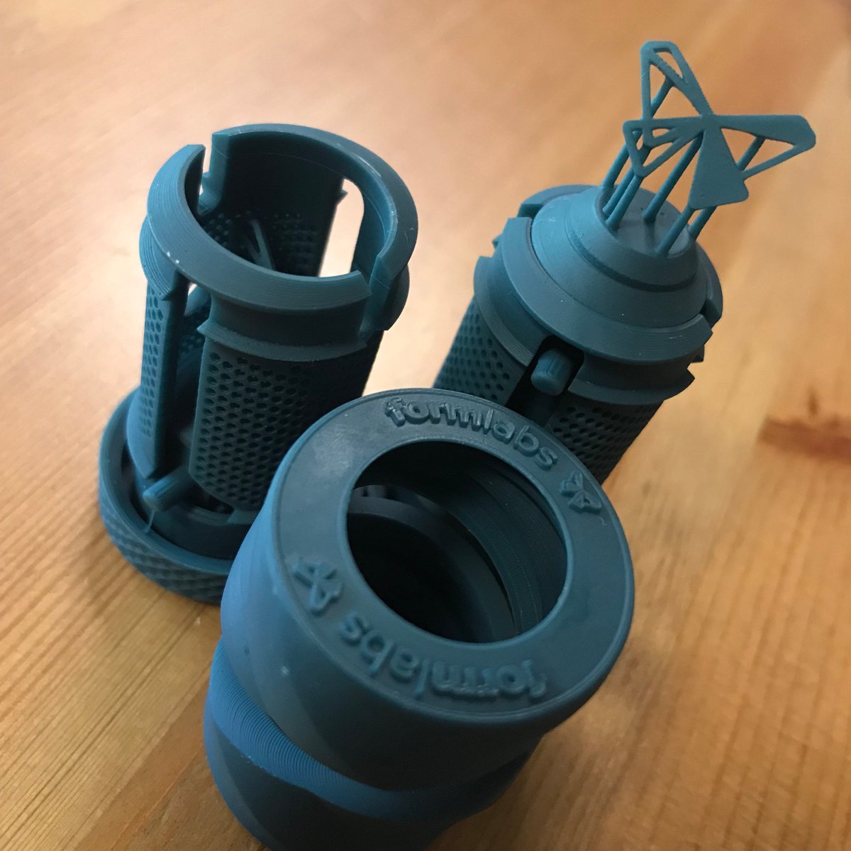 formlabsjapan's tweet photo. こんな感じでプリントして出来上がってます(突起部分のサポート柱(糸?)、見えます?)
Color Kitで作ったNavyと、White V3で出力してみました。
明後日からのEDIX 学びNEXT 8-47ブースで展示します!ぜひ触ってみてくださいね。
#Formlabs #Form2 #ColorKit #3Dプリンタ #3Dprinter https://t.co/TenWXkoozL