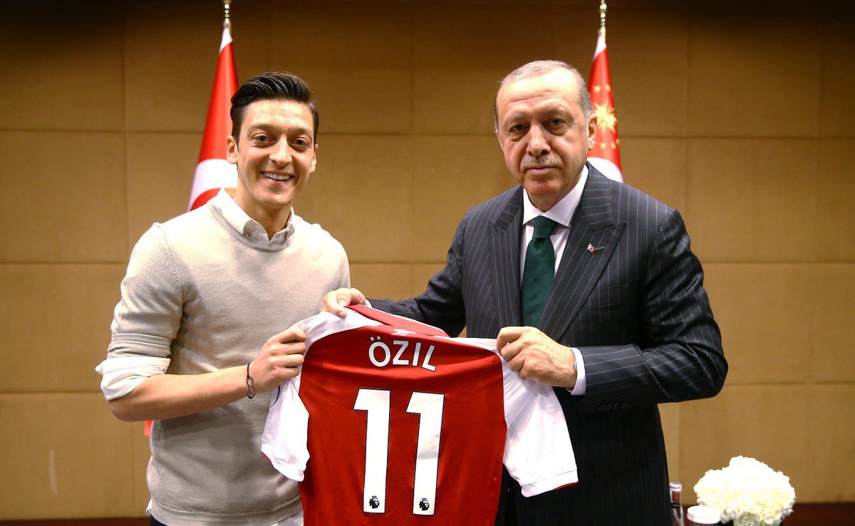 IamIllgner's tweet photo. Söder: "Haha! Kreuze in allen Häusern aufhängen - ne blödere Idee hat niemand!"

#Özil: "Hold my Beer" https://t.co/HcXPorPwFT