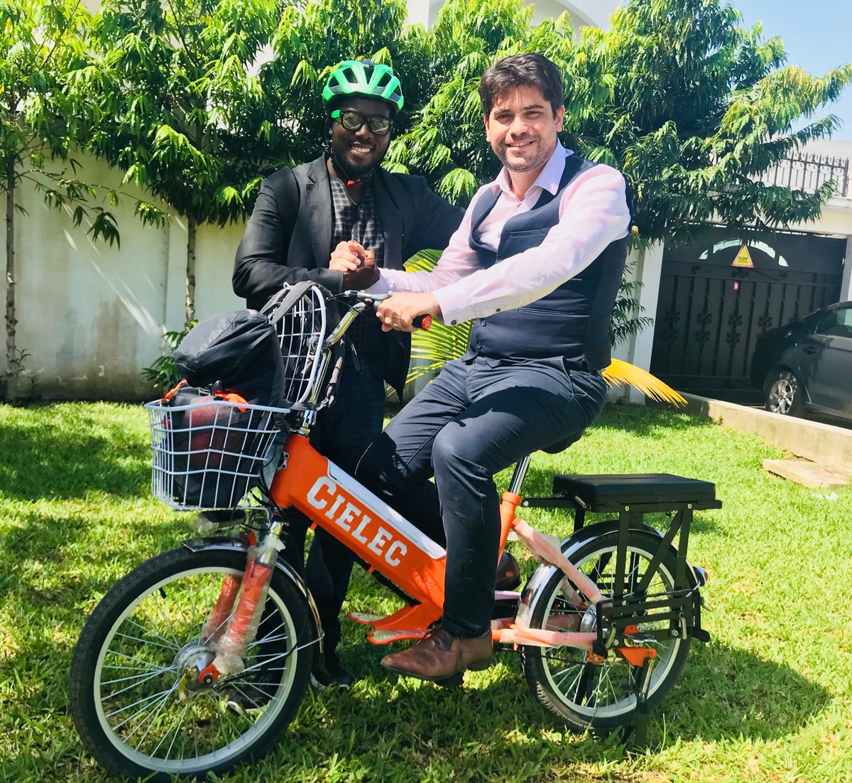 andycostaci's tweet photo. #TOUSAUTRANSPORTVERT Avec #FabricePiofret
#Ambassadeurduvelo #Andycosta #mydreamforafrica #Avelo #cielecbike #PensonsEnvironnement @FabricePiofret https://t.co/lczoJlYc2N