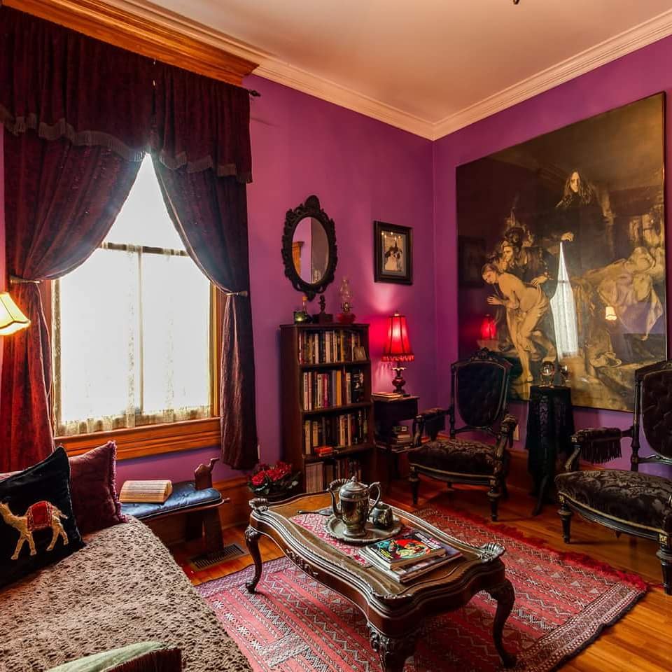 SPARJax's tweet image. This enthralling 1905 home showcases blend of Victorian and 1940&apos;s style, rooms filled with Americana: vintage movie posters, rare books, pulp magazines, old photos, antique radios &amp;amp; vinyl records. The Tour of Homes is this weekend, May 19 &amp;amp; 20. Tickets at springfieldtour.com