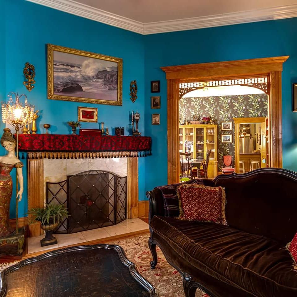 SPARJax's tweet image. This enthralling 1905 home showcases blend of Victorian and 1940&apos;s style, rooms filled with Americana: vintage movie posters, rare books, pulp magazines, old photos, antique radios &amp;amp; vinyl records. The Tour of Homes is this weekend, May 19 &amp;amp; 20. Tickets at springfieldtour.com
