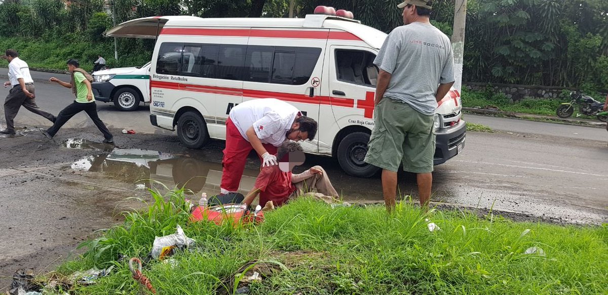 CruzRojaGT_'s tweet photo. #AMPLIACION

Accidente #transitogt en Bulevar Centenario #Retalhuleu, socorristas de #CruzRojaGT y #CBMDEP le brindaron atención y trasladaron a Centros Asistenciales a tres personas heridas. https://t.co/9NkA9nnytw
