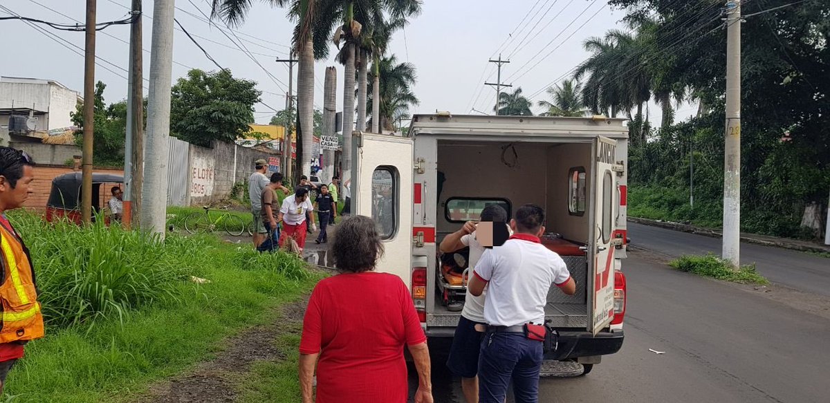 CruzRojaGT_'s tweet photo. #AMPLIACION

Accidente #transitogt en Bulevar Centenario #Retalhuleu, socorristas de #CruzRojaGT y #CBMDEP le brindaron atención y trasladaron a Centros Asistenciales a tres personas heridas. https://t.co/9NkA9nnytw
