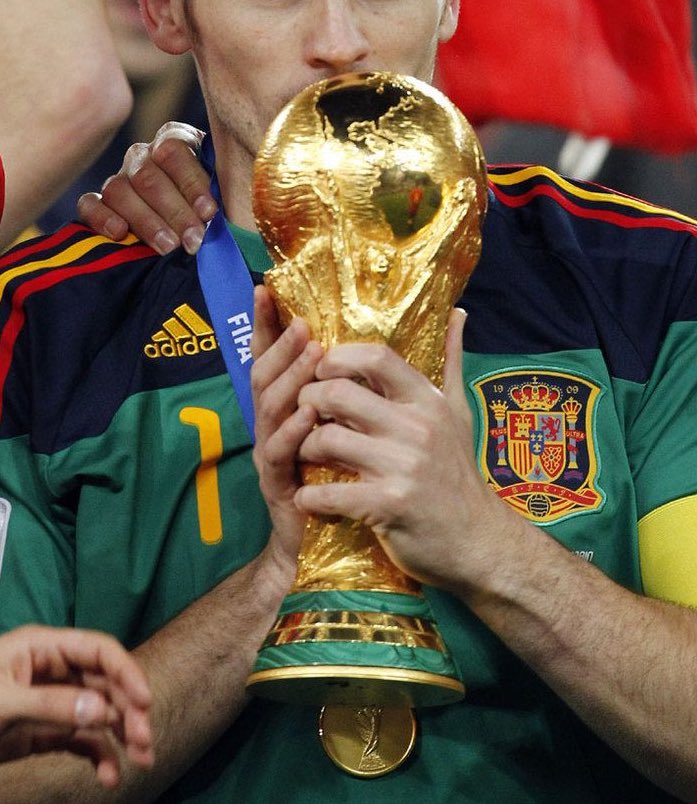 IkerCasillas's tweet photo. #encuestafutboleraiker tú que preferirías?? 
RT Champions con tu club
FAV Mundial con tu país https://t.co/95qjnbqMJQ