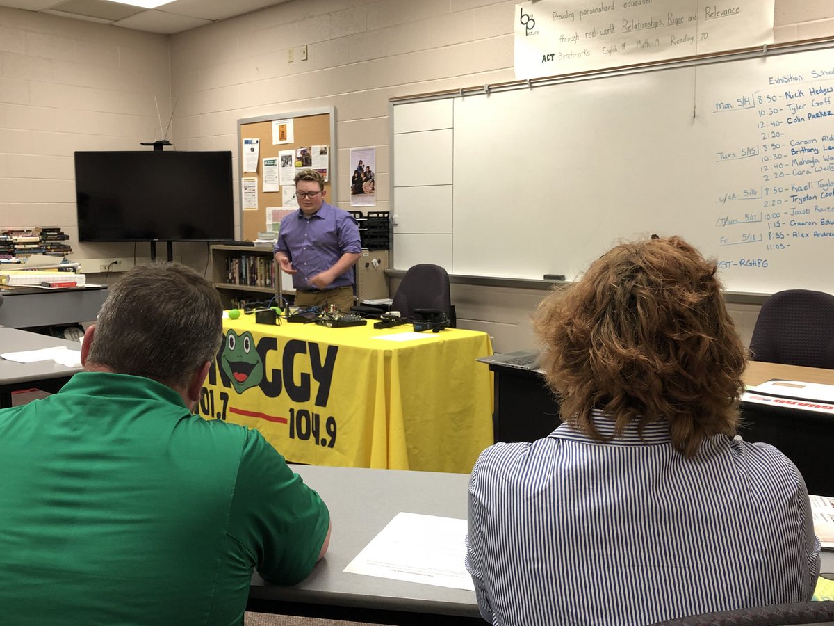 <a href="/SCPS_BigPic/">SCPS Big Picture</a> exhibition week is off to a great start! Listening to students reflect on academic progress, future goals, networks built, &amp; real-world learning at their internships is inspiring! 

<a href="/froggyKYcountry/">Froggy KY Country</a> TY! 

<a href="/KySportsRadio/">Matt Jones</a> Tyler G looking for internship while at UK!