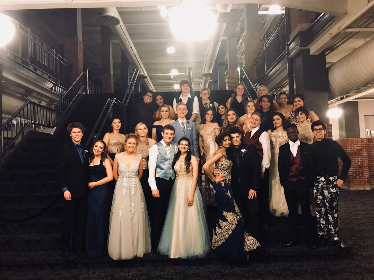 pehschoir's tweet photo. Choir kids lookin SHARP at Prom!! https://t.co/2wHSaRgaaS