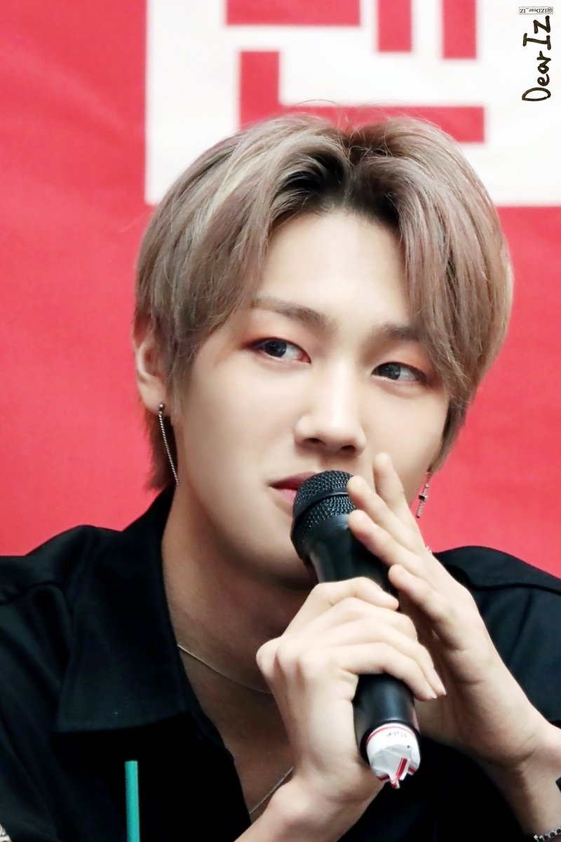 IZ_DearIZ's tweet photo. 180513 아이즈(IZ) 여의도 팬사인회
실물보면 진짜 잘생겼는데
제 손으론 이게 최선인가요😢
현준이의 잘생김이 보여져야 하는데ㅜㅜ
#현준 #아이즈 #IZ #기타치는현준 #밴드아이즈 #아이즈_현준 #kpop #HYUNJUN #여의도팬싸 #엔젤 #Angel #새살 #DearIZ #이현준잘생겼다 https://t.co/AyH8iqptQq