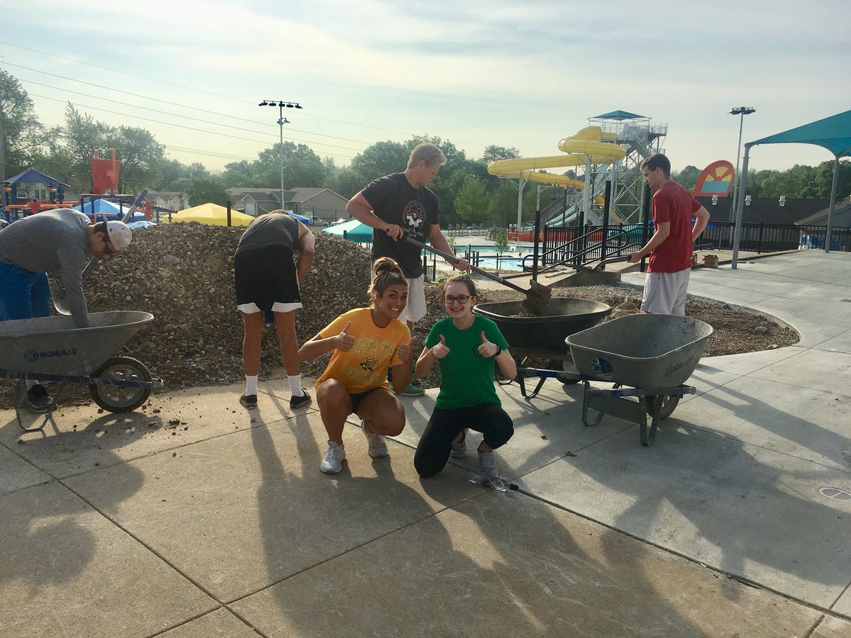 StCharlesCAPS's tweet photo. Leadership and service go hand in hand for @StCharlesCAPS associates!  Day 1 of a 3-day service project with @StCharlesParks. #finishingstrong #communityfocused #CAPSproud https://t.co/Rs4X5CO9vn