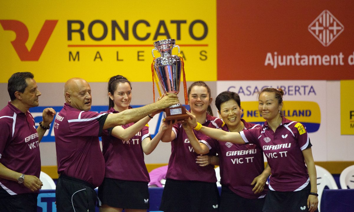rfetm_tenismesa's tweet photo. 🏆 El Girbau @Vic_tenis_taula recibe el trofeo de Campeonas de la Superdivisión Femenina de #TenisDeMesa🏓. ¡Enhorabuena! 

➡️ https://t.co/zhsErNYjUw https://t.co/49MhUNhmx9