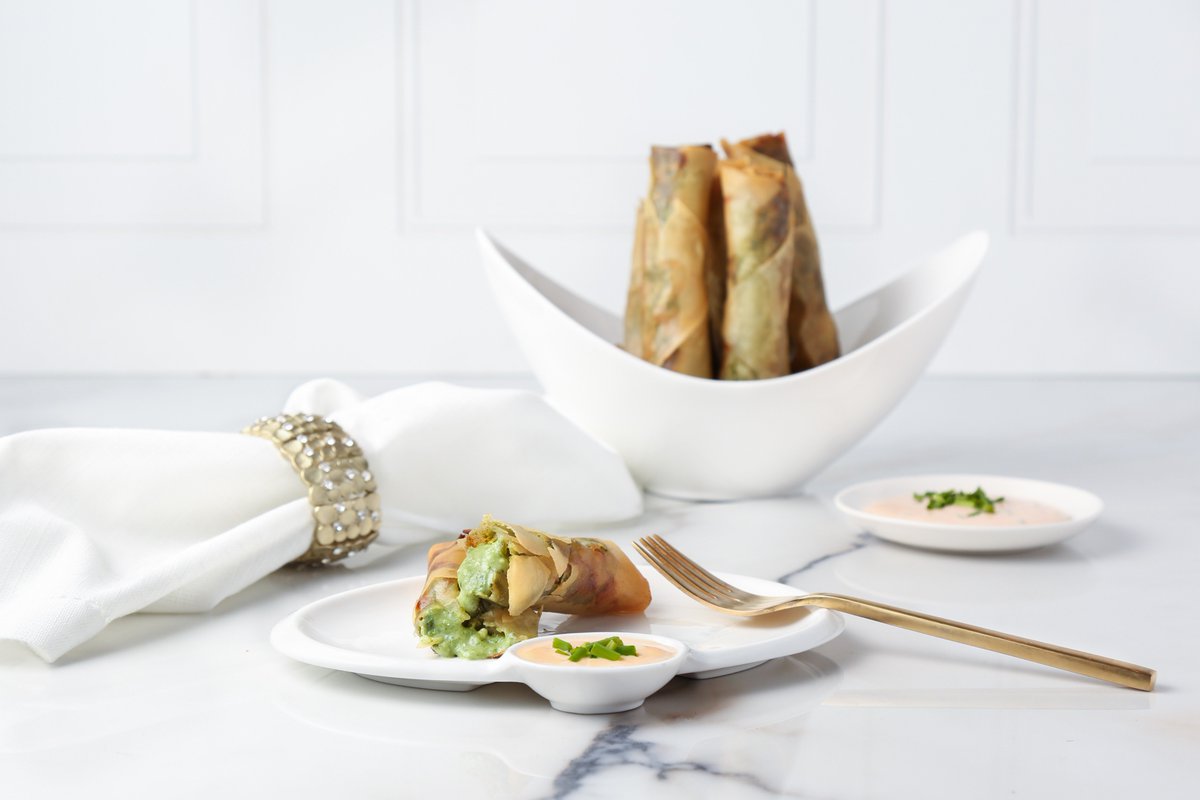 CREAMED SPINACH ROLLS WITH SPICY YOGURT DIP 
Recipe: bit.do/mehadrincookbo…