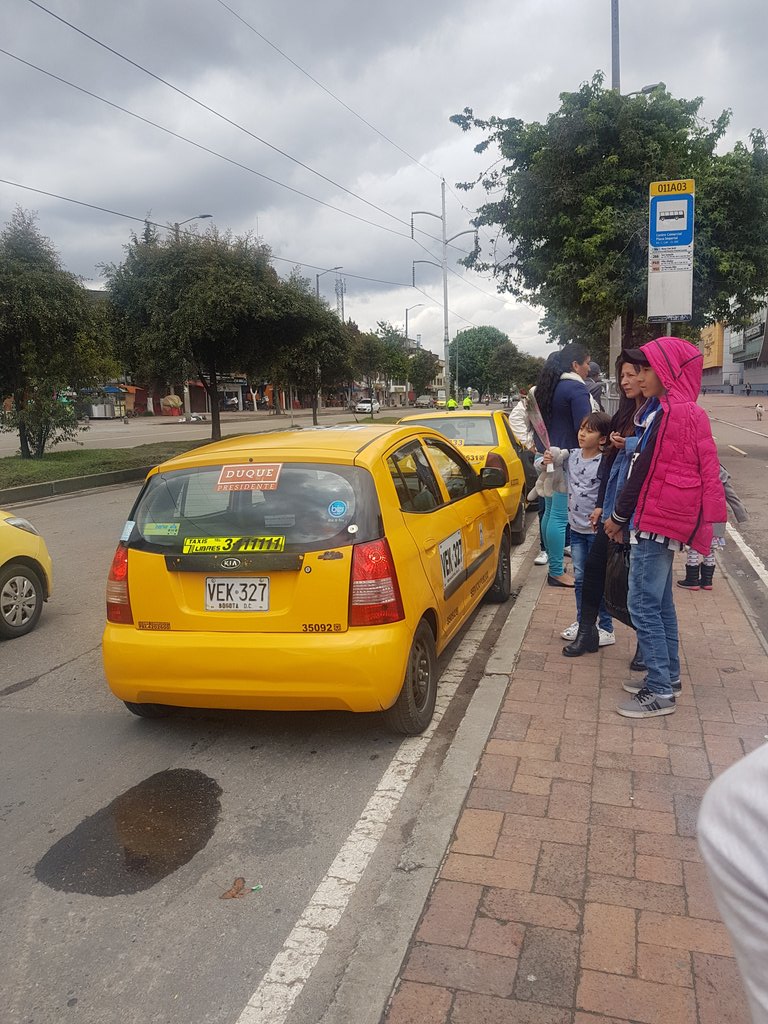 TSUNADE87's tweet photo. @Citytv invasión en zona paradero sitp suba centro comercial plaza imperial.. https://t.co/FqQ1Ot03wg