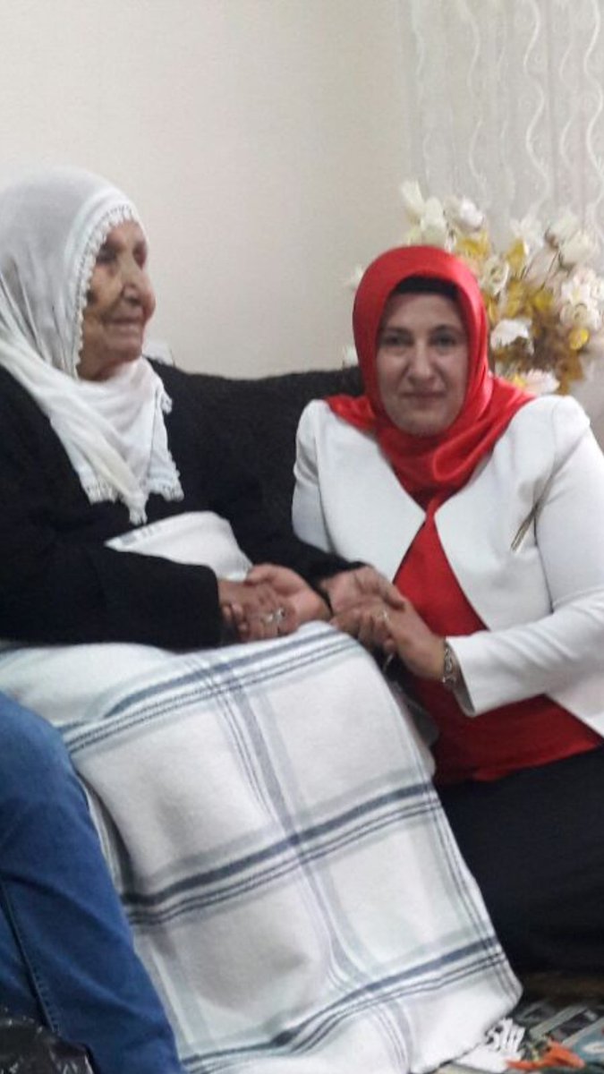 Hamide_Donmus's tweet photo. Başkan Hamide Dönmüş Sehit annelerimizi ziyaret etti hayır dualarina nail olduk dedi görüşmede duygusal anlar yaşanırken başkan donmuş her zaman şehit ailelerimizin yanında olduk ve olmaya devam edeceğiz dedi. https://t.co/ItxvdAjplI