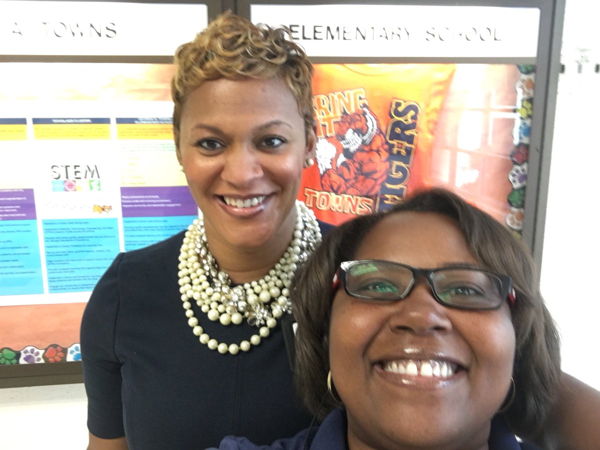 DioneDSimon's tweet photo. Guess who brought her Boyd Best to Tiger Town today?? Yes, @PrincipalK_APS!! We just ❤️her! #YesBoyd #YesTowns #YesDouglassCluster @CarstarphenMJ @DrEmilyAMassey @Atldepsupt @apsupdate https://t.co/p8wxun8KCj