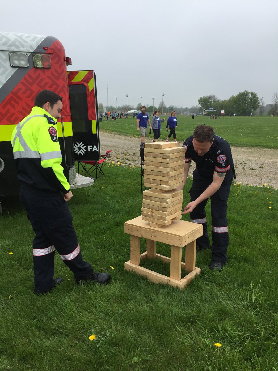 PureCountry93's tweet photo. Having fun with our friends from @FanshaweMedics on the sidelines of the @one_run at North Middlesex District High School! #ONERUN2018 https://t.co/MJmfT34xhJ
