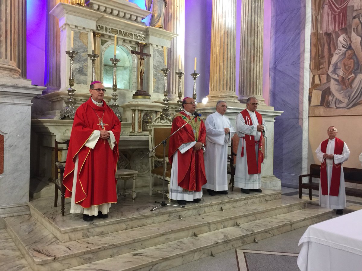 En Catedral de @diocesissanjose se reúnen los sacerdotes ordenados por San Juan Pablo II hace 30 años en Uruguay, dando gracias a Dios por su ministerio.