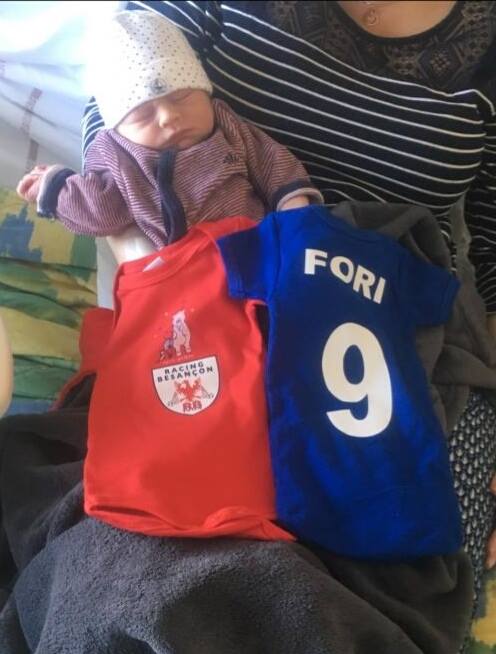 racing_besancon's tweet photo. Un mois de mai plein pour le milieu de terrain Anthony Fori ! 👌
➡ Père d'un petit Maël le 30 avril  👶😍
➡Premier but sous le maillot bisontin le 12 mai ⚽
➡30 ans le 14 mai 🎂
Bravo Antho ! 👍👏 #TousEnRouge #TeamRB 🔴🔵 https://t.co/HxU8Njp2mz