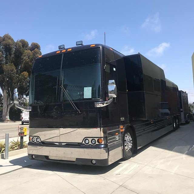 AmirSaysNothing's tweet photo. (this is not my tour bus) but on my last breathe, it will be. #justcauseitsmonday https://t.co/rRW78xIKX6