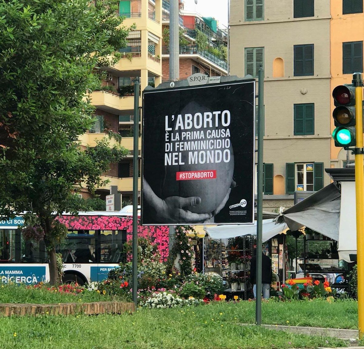 AlexFlammini's tweet photo. Trovare scuse pur di non riconoscere i propri errori. 
A volte è sufficiente ammettere d'aver sbagliato o prendere posizioni su questioni come questa. 
In teoria a Roma dovremmo essere nel 2018 e non più nel medioevo (inizio ad avere seri dubbi). #roma https://t.co/1Hg3bVT9NP
