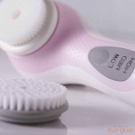 ConairLatam's tweet photo. Con nuestro Cepillo de Limpieza Facial #SFB ✨ sólo necesitas 60 segundos para lograr una piel radiante y fresca ¡Pruébalo! 😉 #SoyCONAIR #CONAIRLatam #TrueGlow https://t.co/hmHs78K1OG