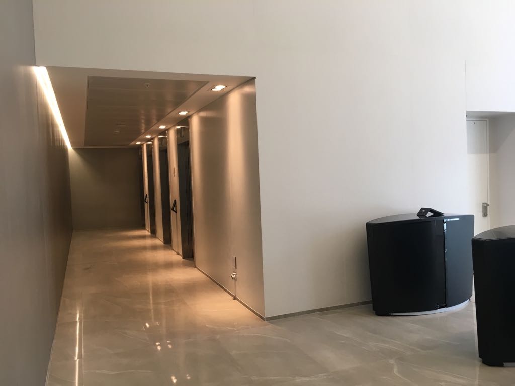 BerciaArq's tweet photo. En este hall de acceso del edificio Andes de Córdova de Cristián Valdivieso de A4 y Juan Pablo Vicuña, se utilizó #Laminam de #Bercia, una solución cálida, limpia y elegante. https://t.co/QD2dKSKobV