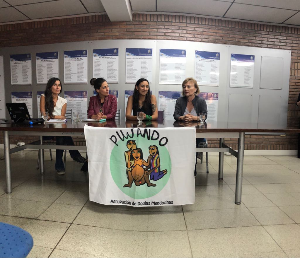 patricgalvan's tweet photo. Comenzamos con la actividad 'Menos intervenciones Más cuidados", en conmemoración de la semana del parto respetado.
En dónde sea la autonomía y eleccion de las mujeres el metodo de parir.
#Pujando #AgrupacionDeDoulasMendocinas https://t.co/02DtnRzCWN