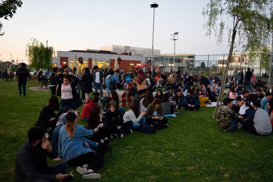 2.Geleneksel Açık Hava Sineması  Nostajik Türk Filmleri etkinliği kapsamındaki ilk gün "Ah Nerede" filmi ile bitmiştir. Yarın aynı saatte "Hababam Sınıfı Uyanıyor" filminin gösterimi olacaktır.