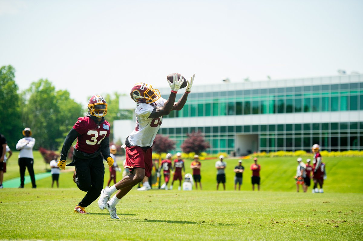 Commanders's tweet photo. #Redskin sign OL Casey Dunn, LB Vontae Diggs and WR Darvin Kidsy, waive WR Mikah Holder and C Sean Welsh (designated left squad).

📰: https://t.co/LpNUy1qxLM https://t.co/aFw39ux8yt