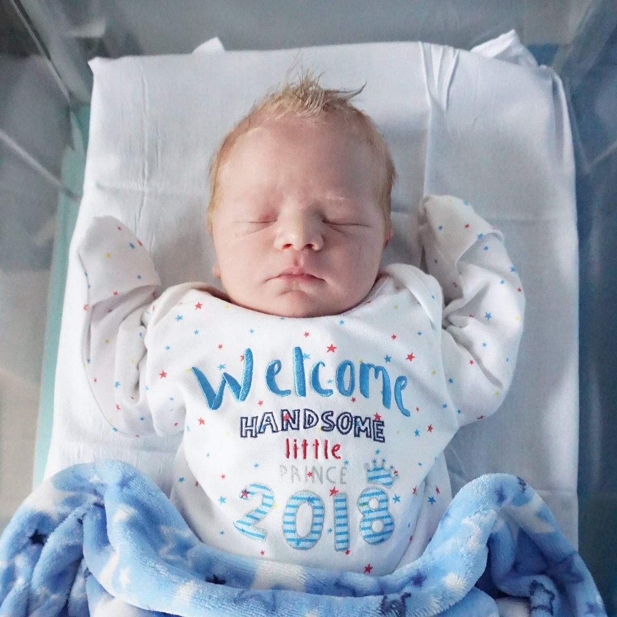 SavingDylan_com's tweet photo. From Michelle &amp; Alan, we are delighted to say that Dylan is now a big brother. Its a boy 8lbs 5oz. We cannot wait for the boys to meet 😁 Thanks for all the well wishes. Name TBC. A huge thanks for your support in the past &amp; please God in the future #SavingDylan https://t.co/Plk89NdkT4