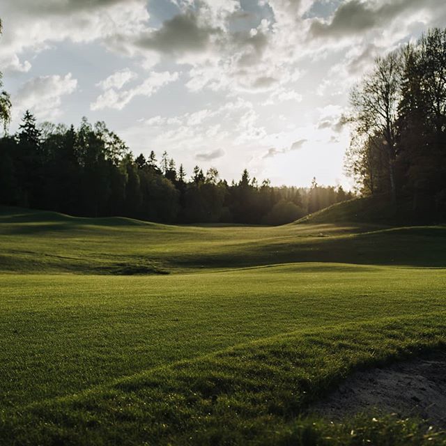 Skovde_Golfklub's tweet photo. En magisk kväll på hål 8. Ett kort par 4 som ofta kommer locka dig till att dra på lite extra. Samtidigt så kan en järnklubba från tee ge bra utdelning det också. Tagga nån som kommer att gå för green 💪☝️ #sverigesnyabana2018 #skövdegk #regolf https://t.co/giSlTEqni7 https://t.co/iUxJ2XoeD2
