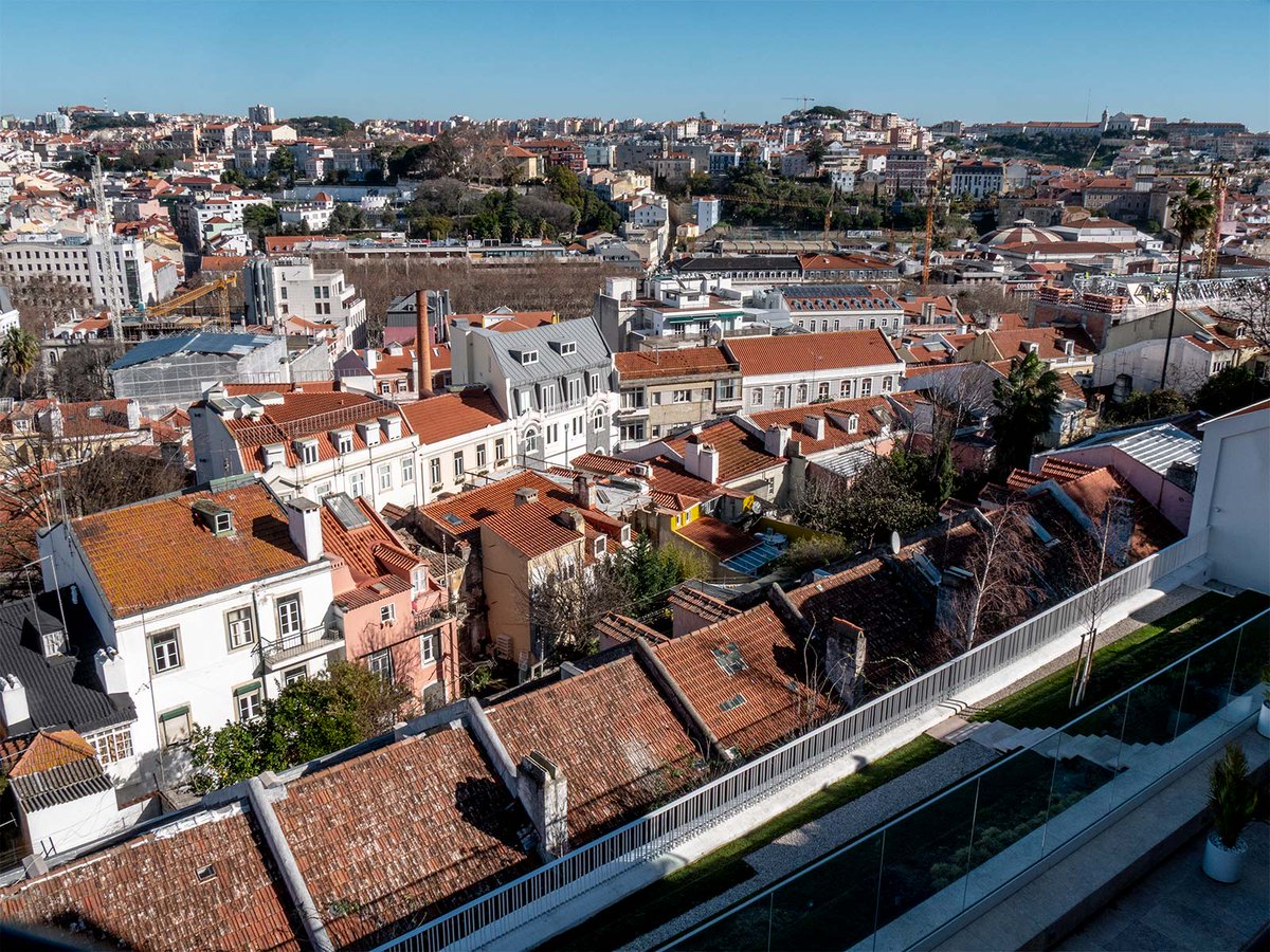 overlooking red tiled roofs and the city of Lisbon....this view is one of many reason to this book hotel #StyleTravel #Lisboa #MemmoPrincipleReal <a href="/MemmoPReal/">Memmo Príncipe Real</a> unnamedproject.com/featured/memmo… #VisitLisboa @TurismodeLisboa #TAPairportugal <a href="/tapairportugal/">Claim Department Tap Air Portugal</a> @DLTNYC