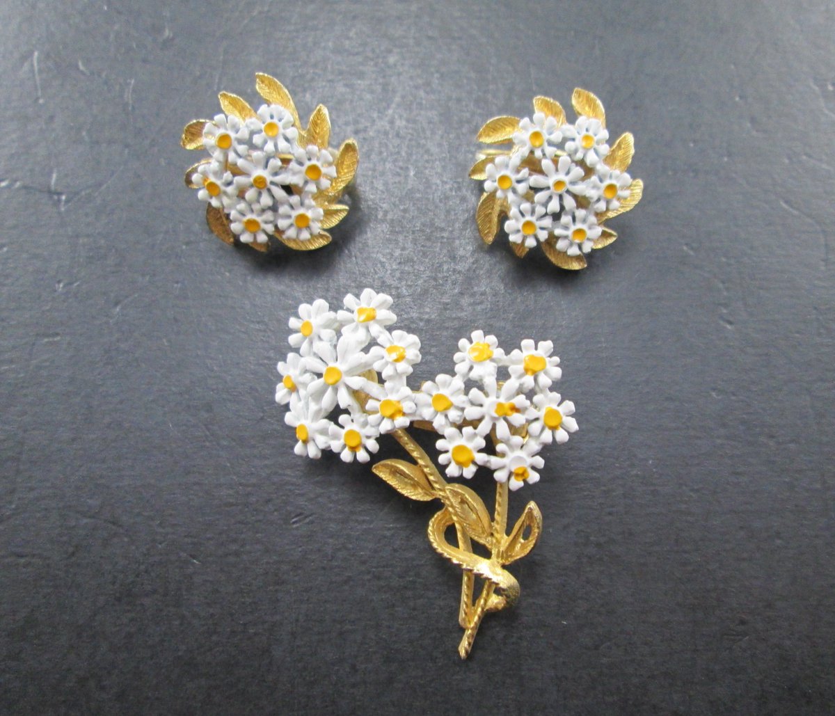SecondhandNel's tweet photo. Vintage Floral Jewelry at SecondhandNel https://t.co/OMDBbY5mpl via @Etsy #flower #jewelry https://t.co/kPFFS6Jd6Q