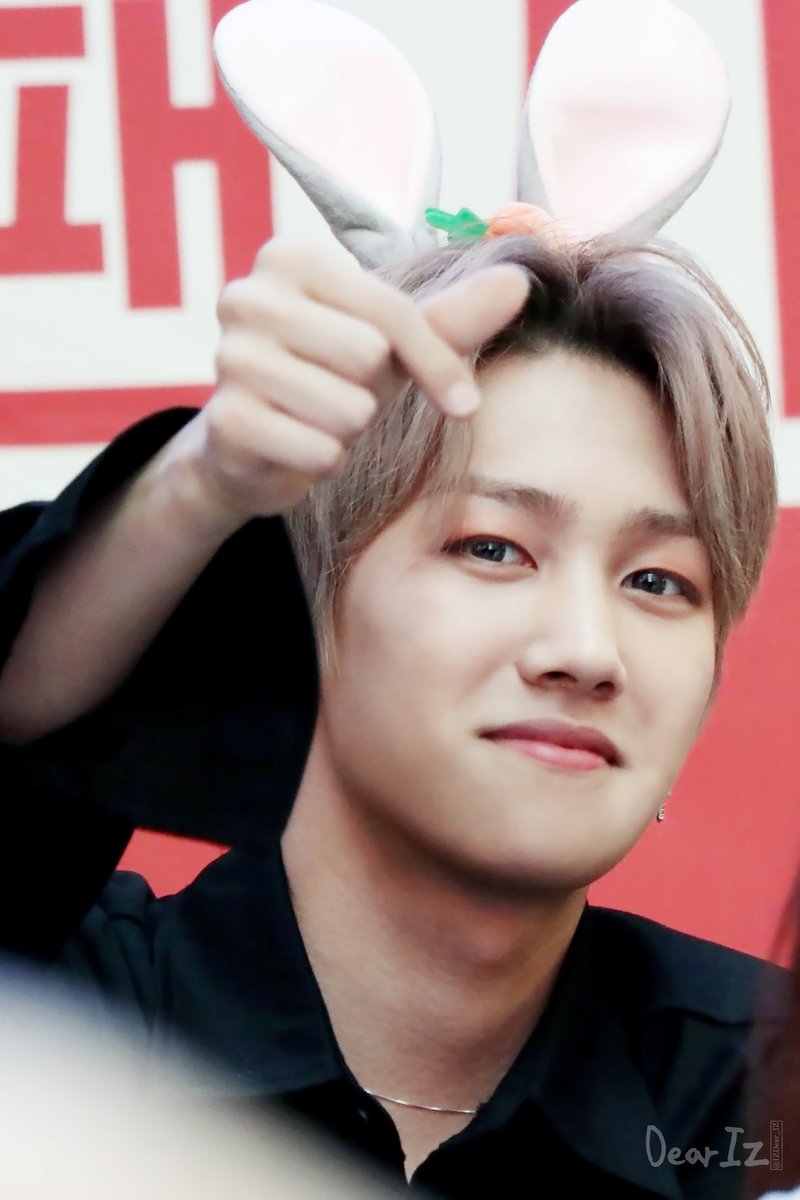 IZ_DearIZ's tweet photo. 180513 아이즈(IZ) 여의도 팬사인회
IZ 현준님의 귀여움😗
다음번엔 꼭 앞번호를 뽑길 바라며ㅜㅜ
팬들 머리 사이로 겨우 찍은 현준이의 귀여운 모습🐰
토끼머리띠 준비한 님. 칭찬합니다ㅋㅋ
#현준 #아이즈 #IZ #아이즈밴드 #HYUNJUN #DearIZ https://t.co/qh8UhoxP4r