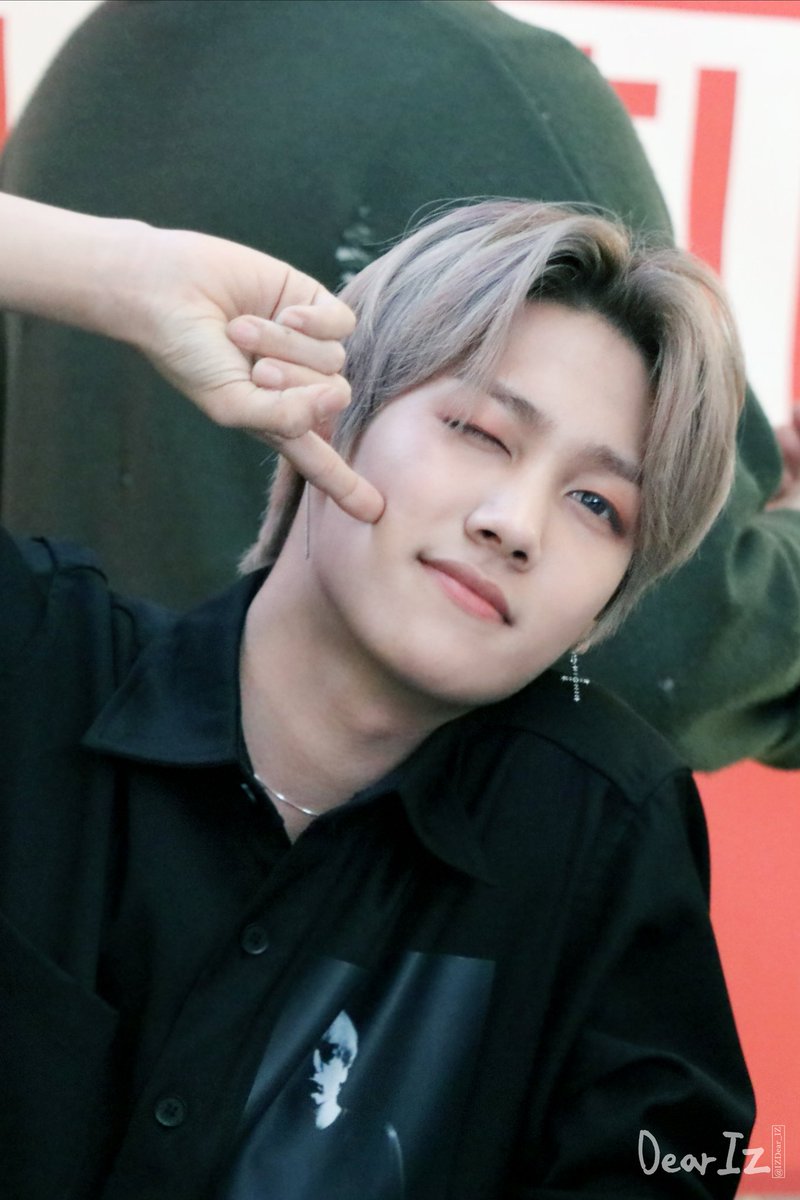 IZ_DearIZ's tweet photo. 180513 아이즈(IZ) 여의도 팬사인회
IZ 현준님의 귀여움😗
다음번엔 꼭 앞번호를 뽑길 바라며ㅜㅜ
팬들 머리 사이로 겨우 찍은 현준이의 귀여운 모습🐰
토끼머리띠 준비한 님. 칭찬합니다ㅋㅋ
#현준 #아이즈 #IZ #아이즈밴드 #HYUNJUN #DearIZ https://t.co/qh8UhoxP4r