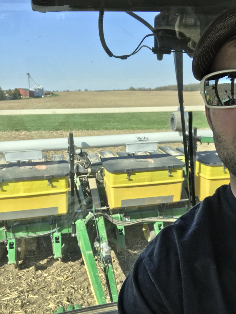 1cbj's tweet photo. Hammering beans! #HTfromthecab @HuronTractorLtd https://t.co/2hvzIJeMrn