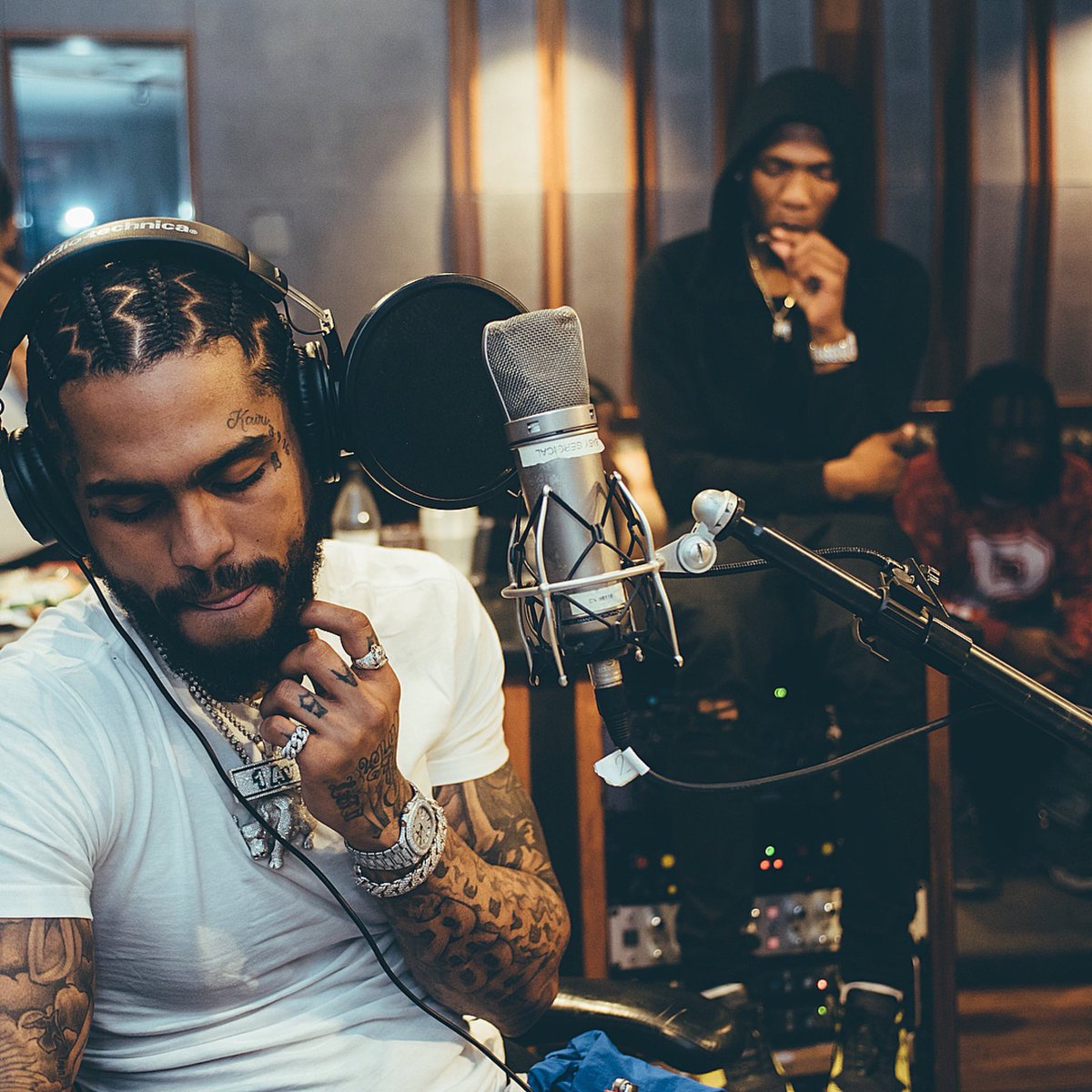 1DJFirstClass's tweet image. Dave East &amp;amp; BlocBoy JB cooking up 👀🤔