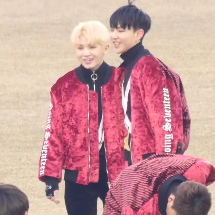 I love maroon and i love soonhoon 