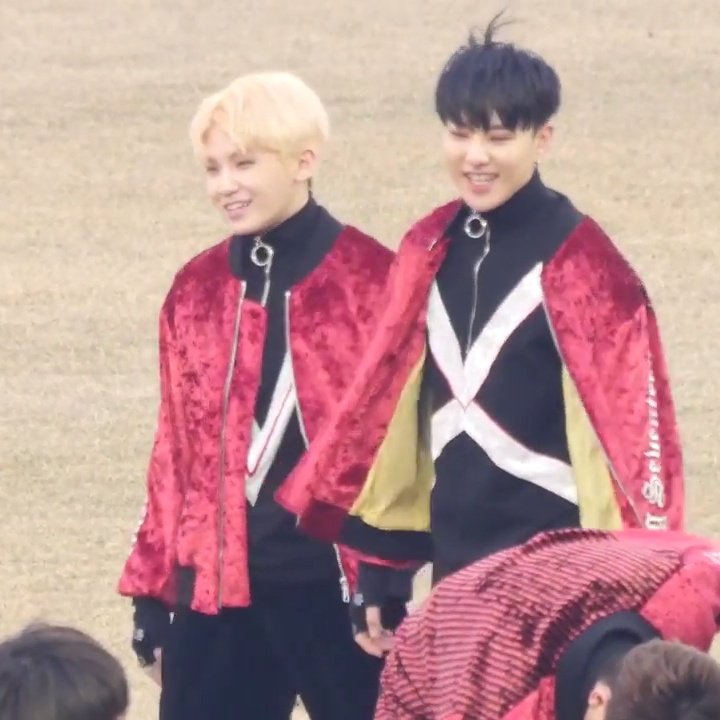 I love maroon and i love soonhoon 