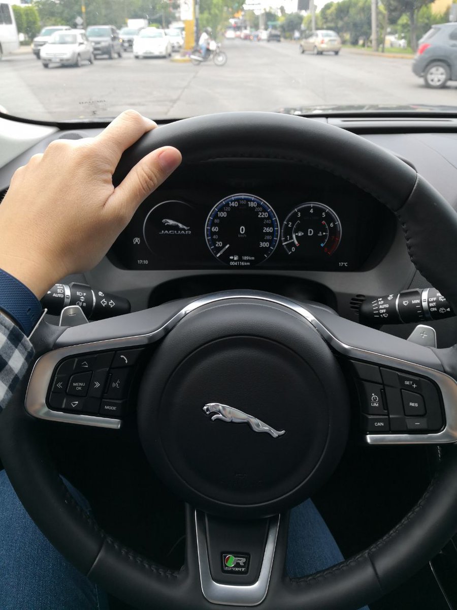 LeonShapers's tweet photo. ¡Gracias @Jaguar!  Por creer en nuestra iniciativa y brindar un maravilloso recorrido a nuestros Shapers y Speakers 👏 😎 #Shapingmx18 https://t.co/p8GQS2tdyc