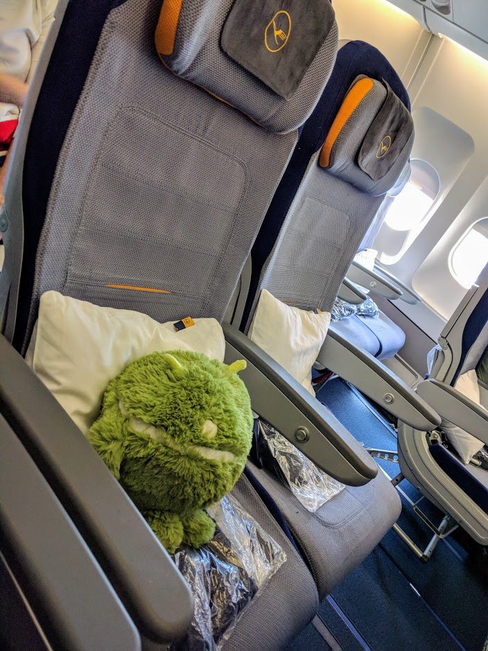 lukaszbyjos's tweet photo. My green friend was pleased with @lufthansa own seating. He complained a little about screen height but get asleep fast. 

Also thanks @projectfi for swag :D
#FlywithFi https://t.co/fXtJ3c4L9G
